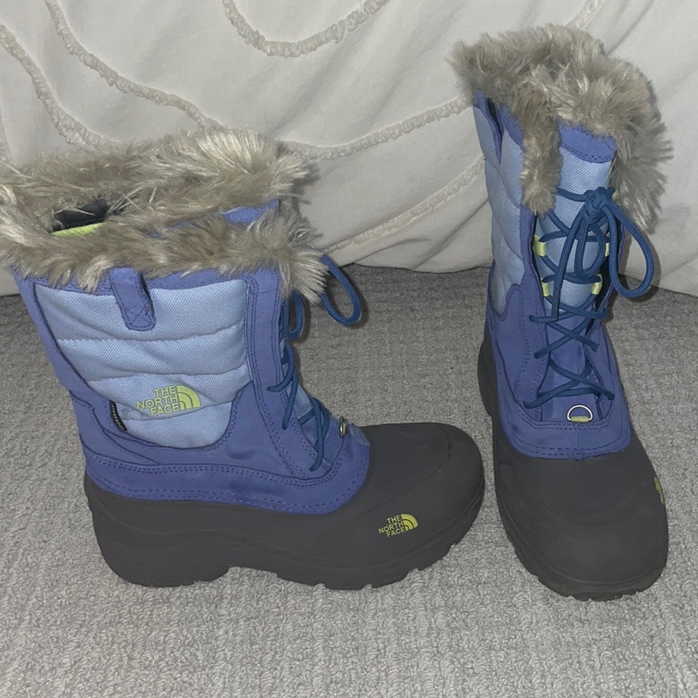 North face girls size 6 snow boots.